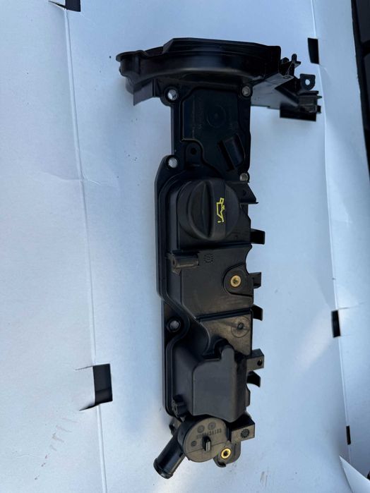 Клапанна кришка 1.6 HDI Peugeot 3008 Citroen Volvo Ford. 9688939180.