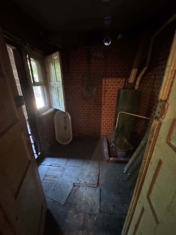 Продається будинок в центрі міста .