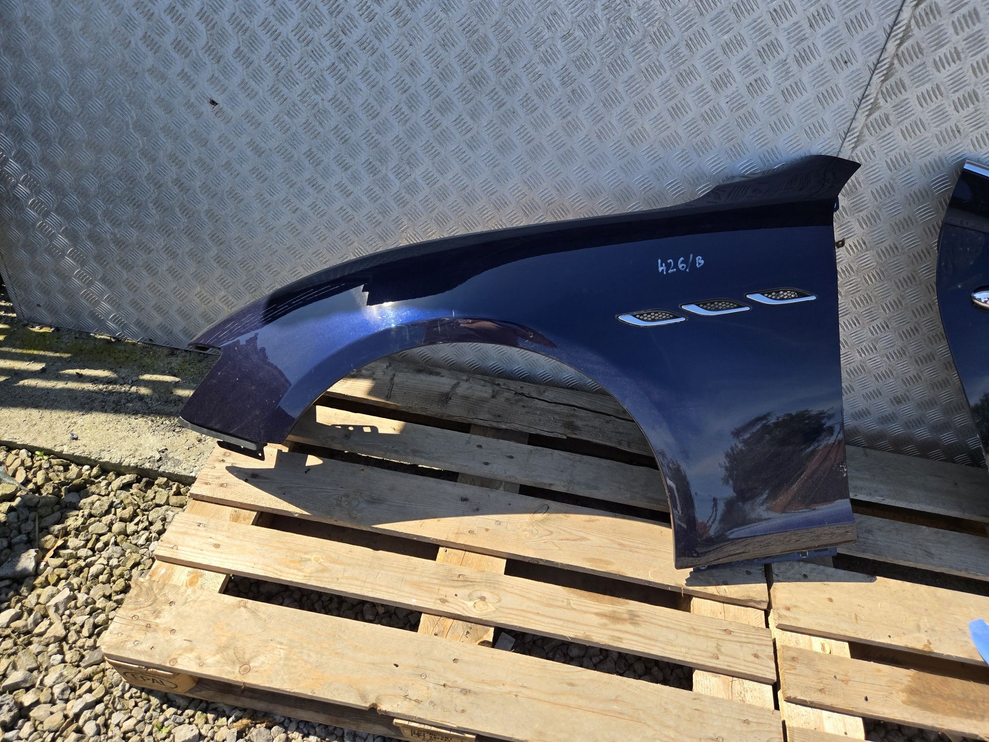 Blotnik lewy przod maserati ghibli III kompletny kod 426 b blu