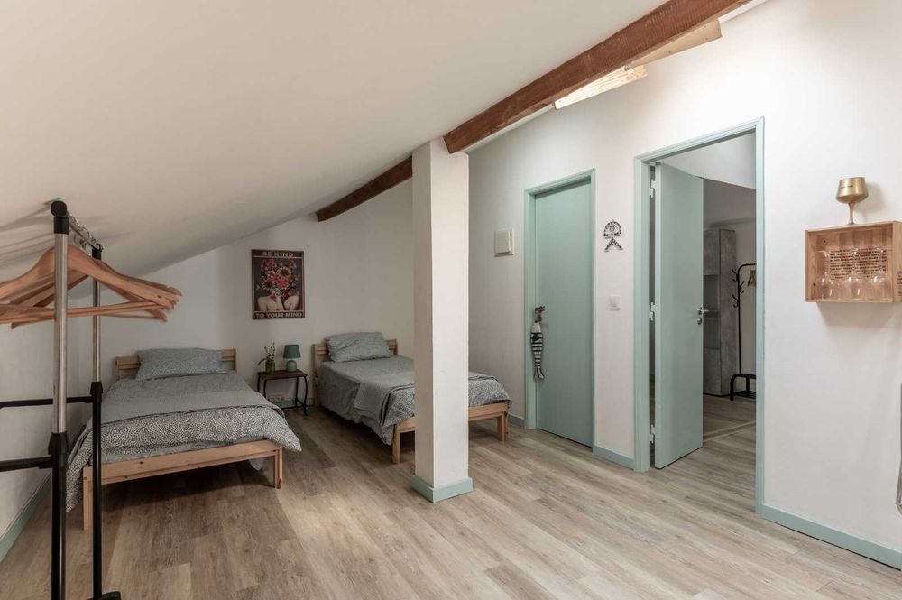 Alugo 1º andar moradia em Fernao Ferro