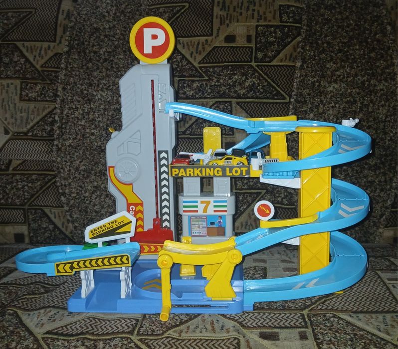 Трек, паркінг з ліфтом