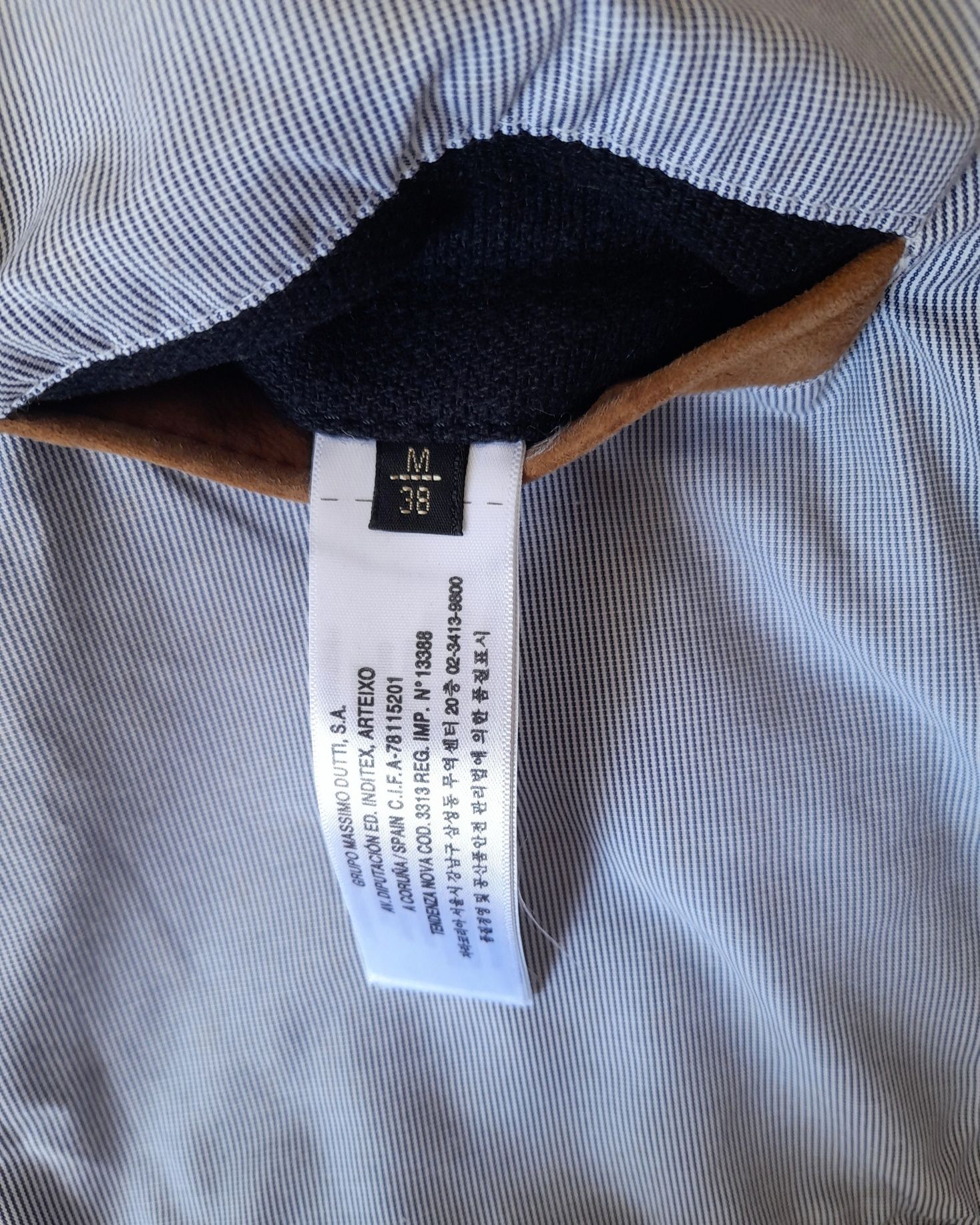 Parca Massimo Dutti preta, com alamares. Tamanho  M