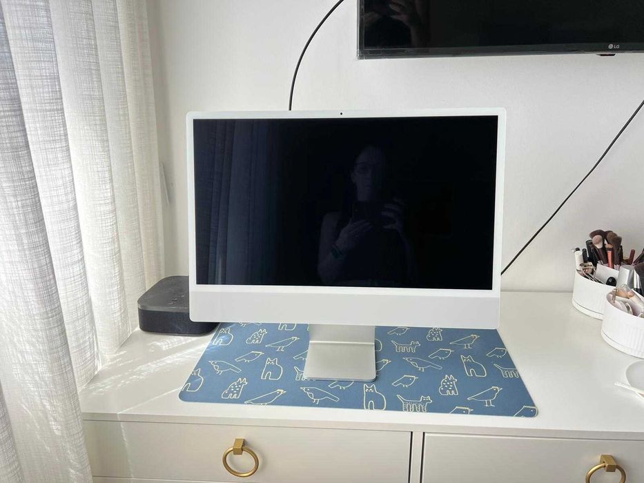 iMac prateado de 24 polegadas com o processador M1 da Apple