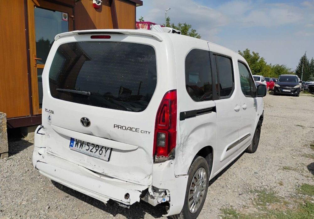 Toyota Proace City Verso XI 2021r, 1.5 Diesel. Uszkodzony przód i lekko tył. Jeździ VAT 23%