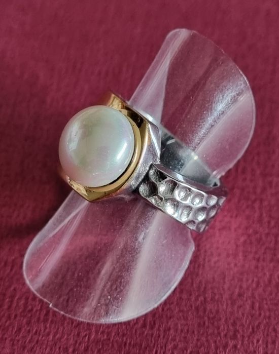 Anel bicolor, em aço, com uma pérola. T17