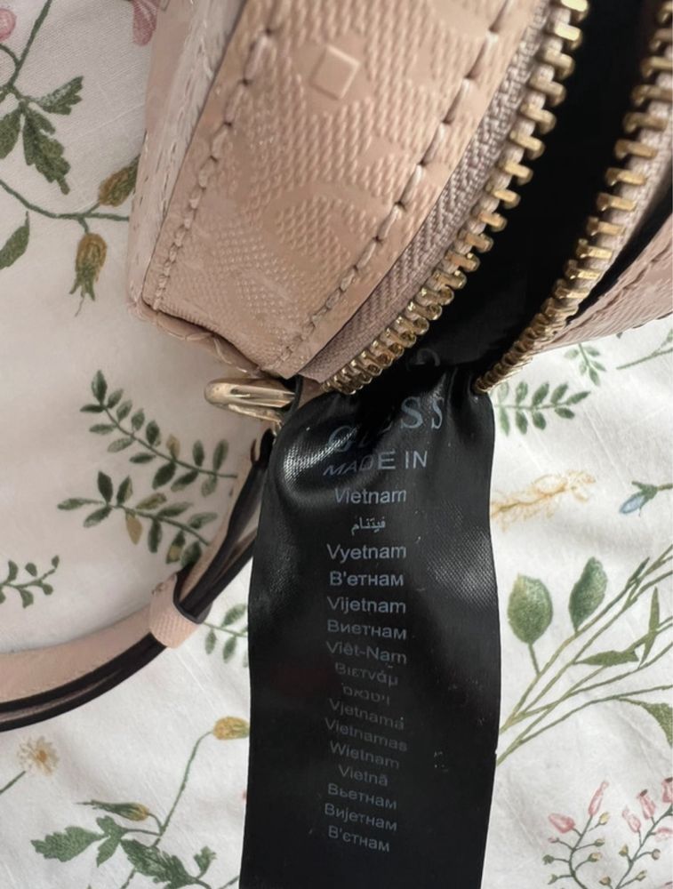 Torebka pikowana kremowa guess crossbody