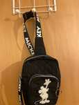 Mochilas na cor preta,  com a Mini e Mickey