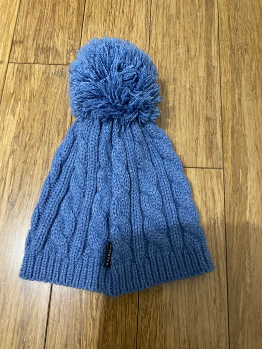 Niebieska czapka dziecięca z pomponem