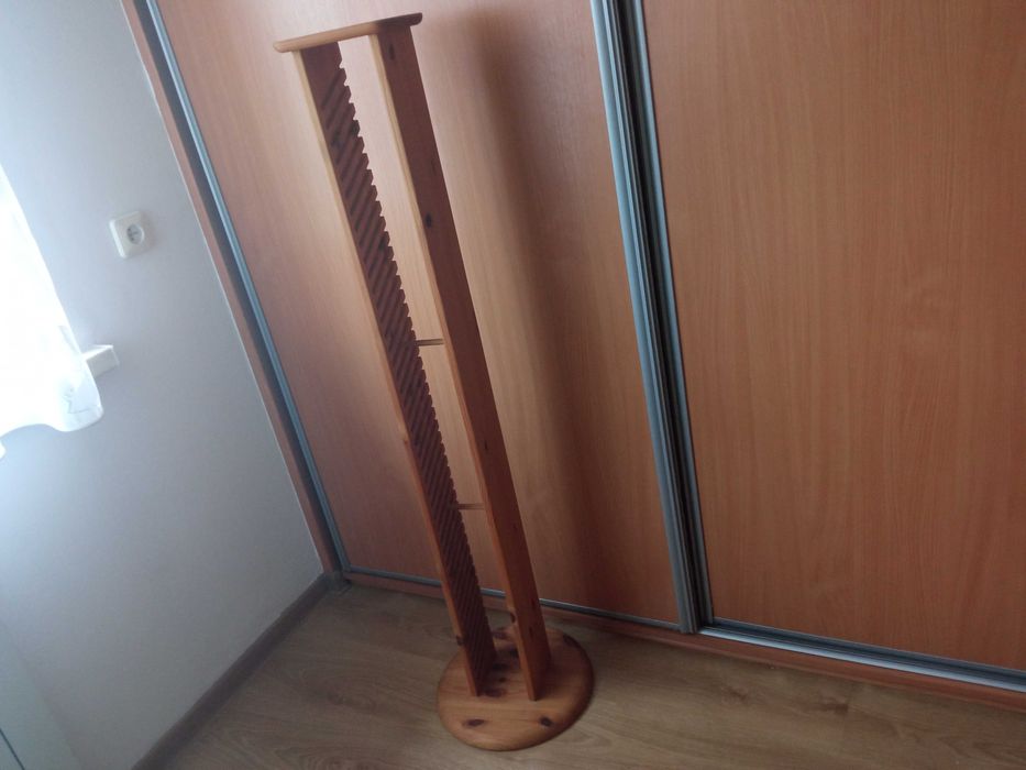 Drewniany stojak na płyty CD. 44 szt płyt. Wysokość 132 cm