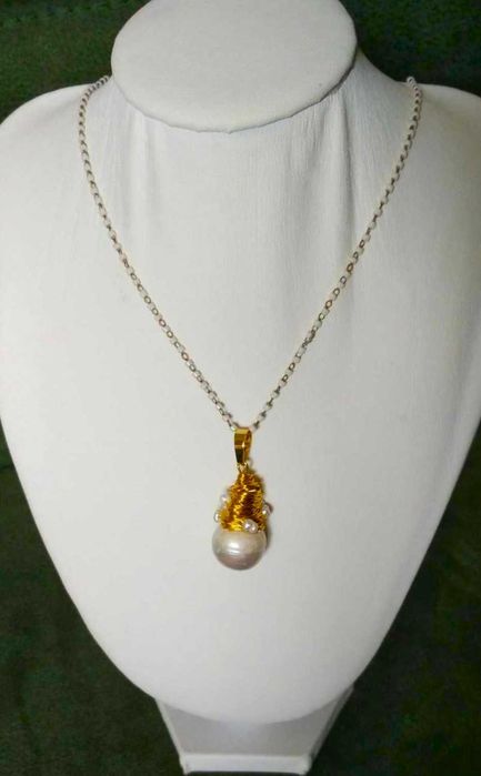 Pendente Aço Dourado c/ Perola e Contas Brancas NOVO - c/ Oferta Colar