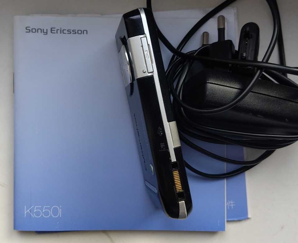 Telefon Sony Ericson K550 z kompletem akcesoriów