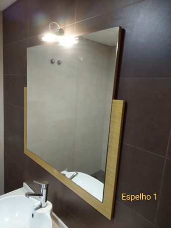 Espelhos de casa de banho com iluminação