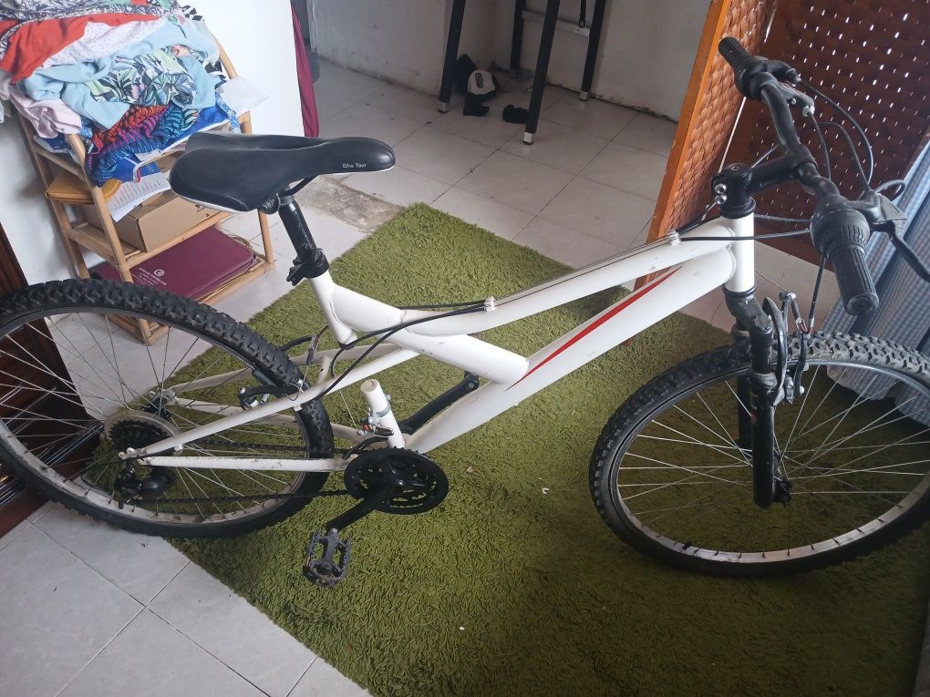 Bicicleta em boas condições usado poucas vezes