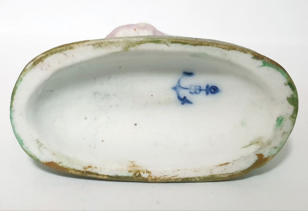 Lindas pequenas antigas figuras em porcelana alemã marcadas