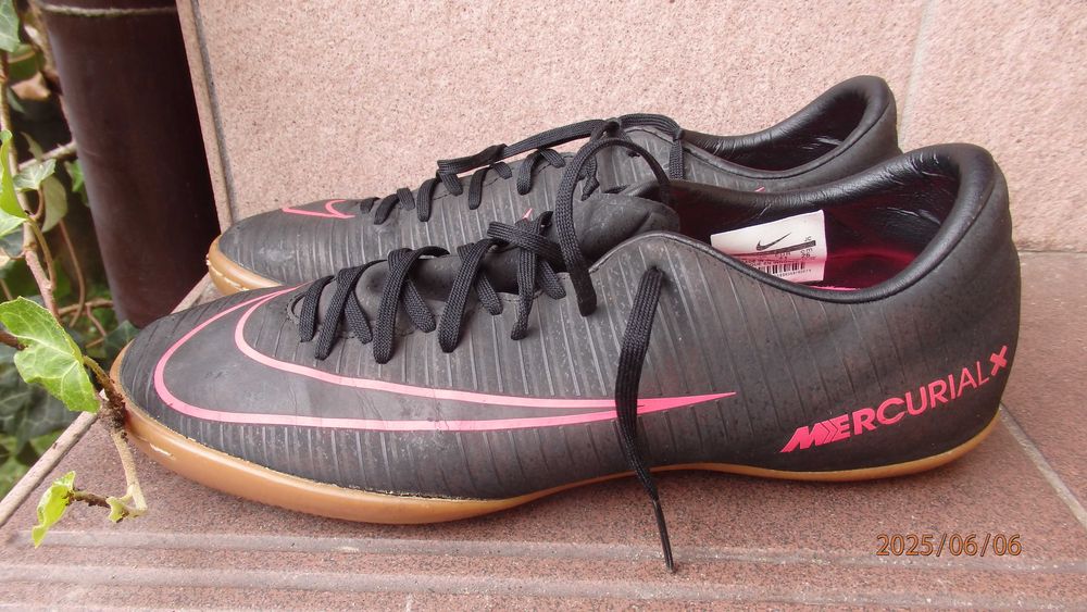 Buty sportowe piłkarskie firmy Nike rozmiar 41.