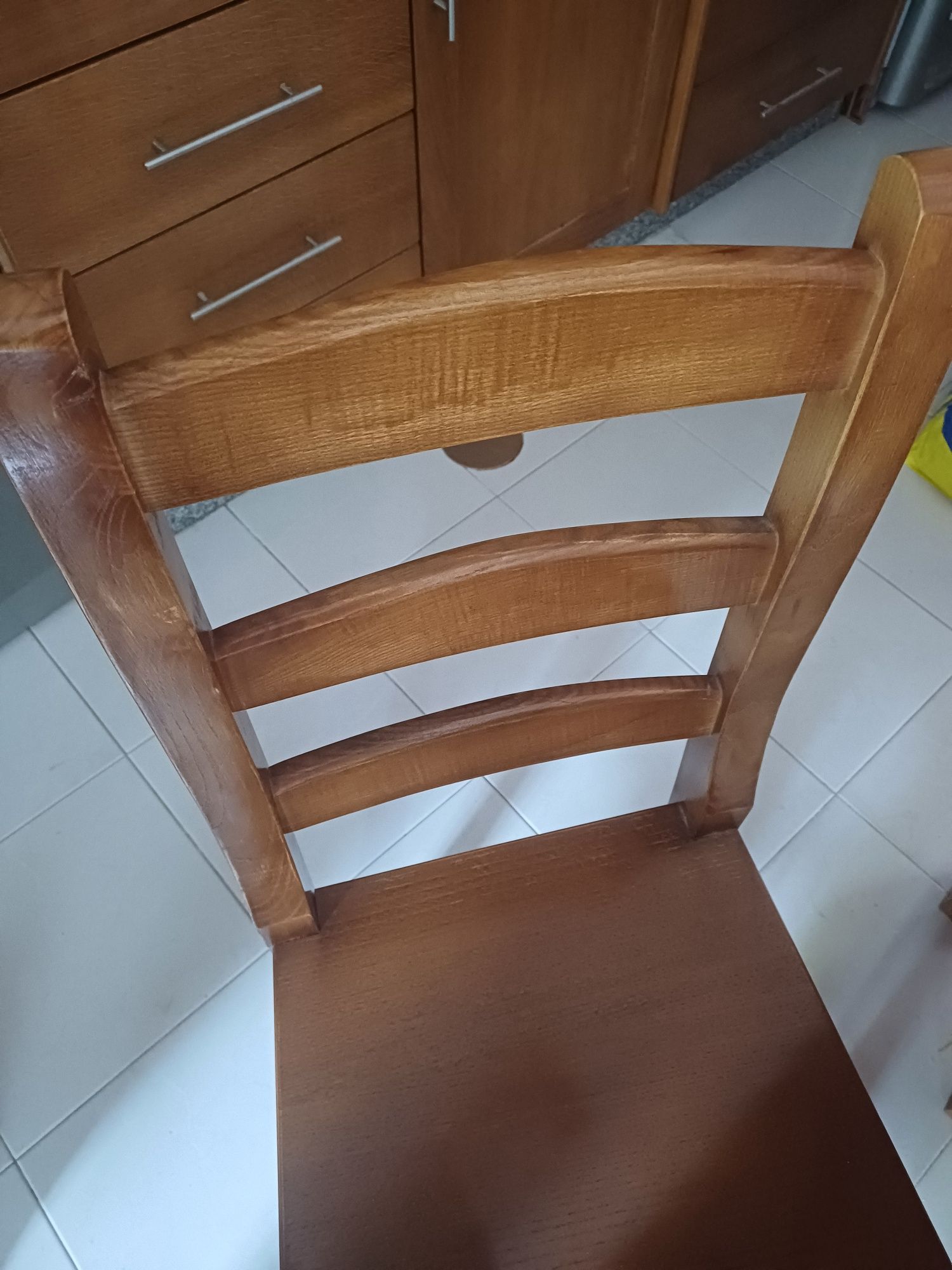 Mesa e 4 cadeiras em madeira