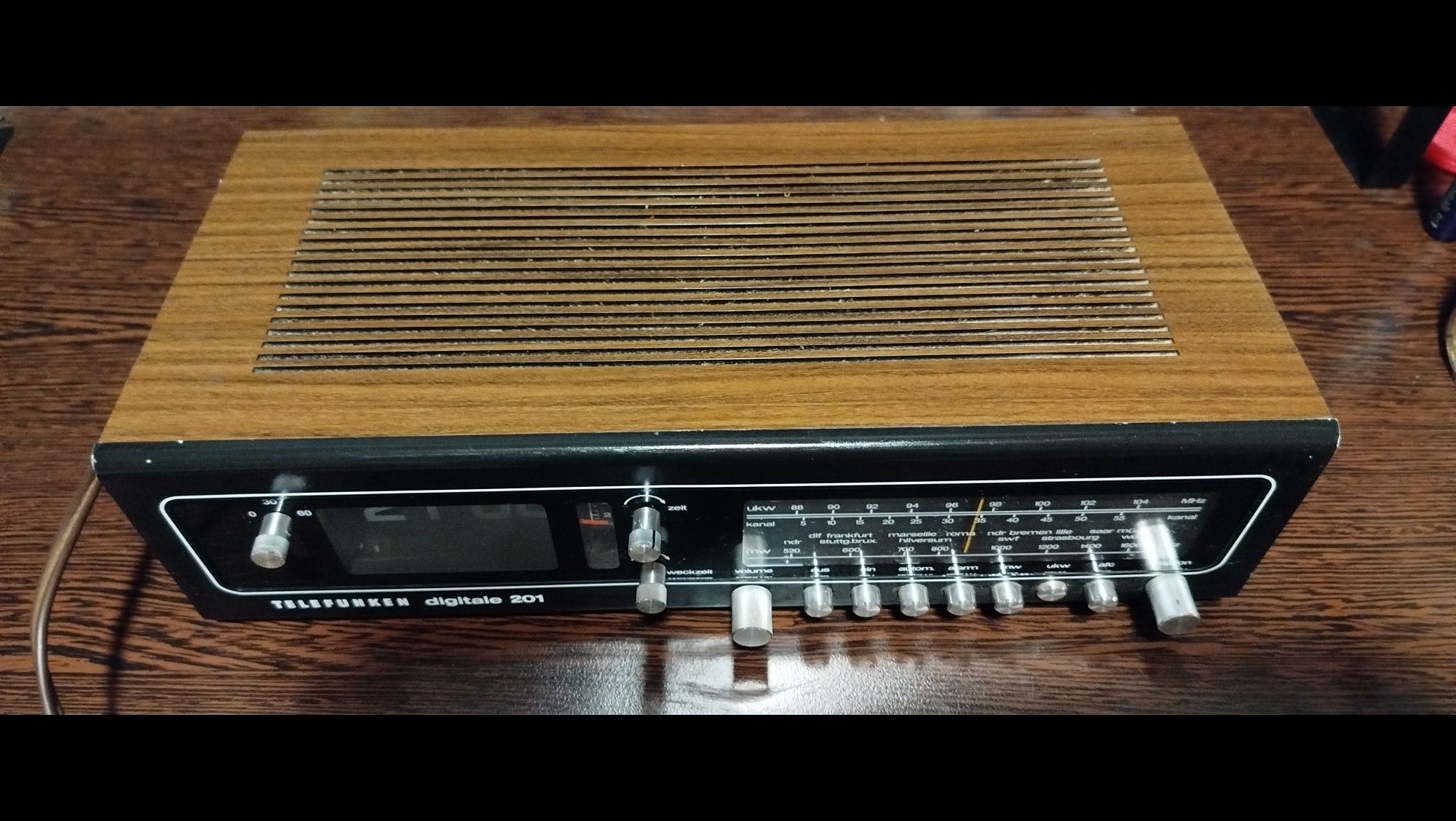 Radio-budzik firmy Telefunken
