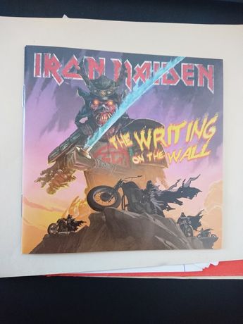 Booklet.Iron maiden. WRITING ON THE WALL. livreto tipo cd. Heavy metal