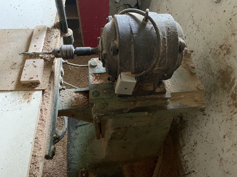 Довбально-пазозувальний верстат