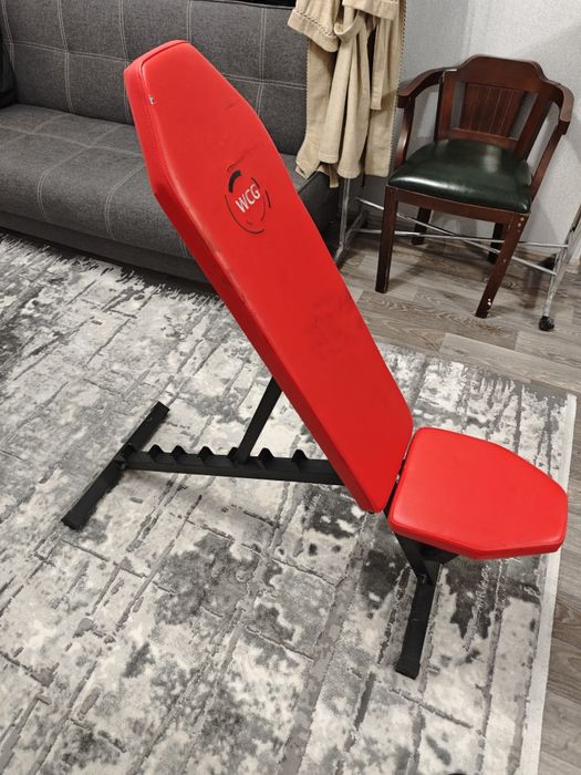 Скамья для жиму, кривий, маленький гриф штанги та гантеля з блінами .