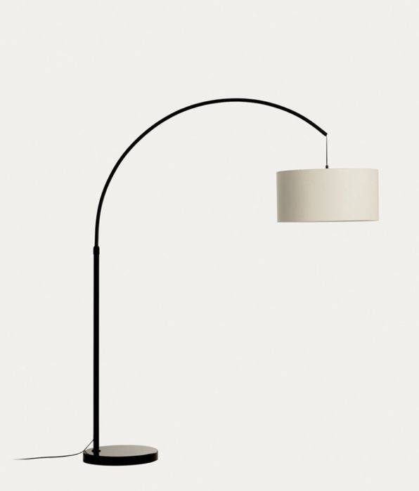 Candeeiro de pé marmoreado com abajour em linho