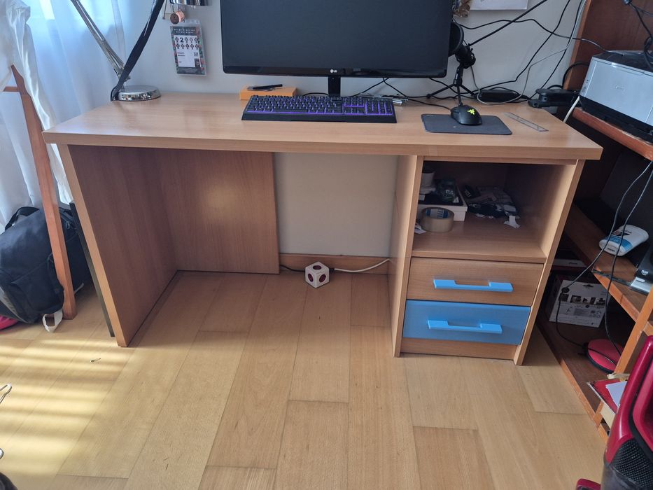 Secretária com estrutura maciça