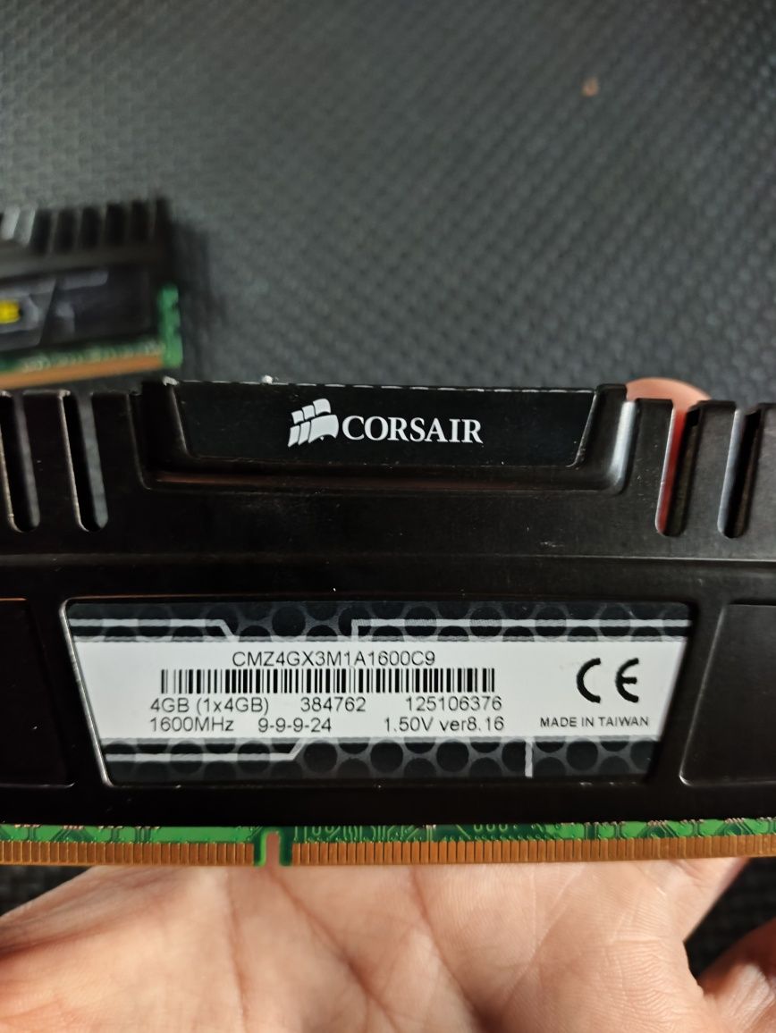 CORSAIR Vengeance 8GB DDR3  1600MHz