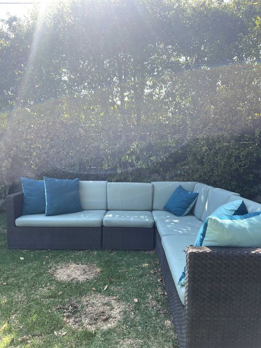 Conjunto de sofas de jardim em L e mesa de apoio em vidro e almofadas