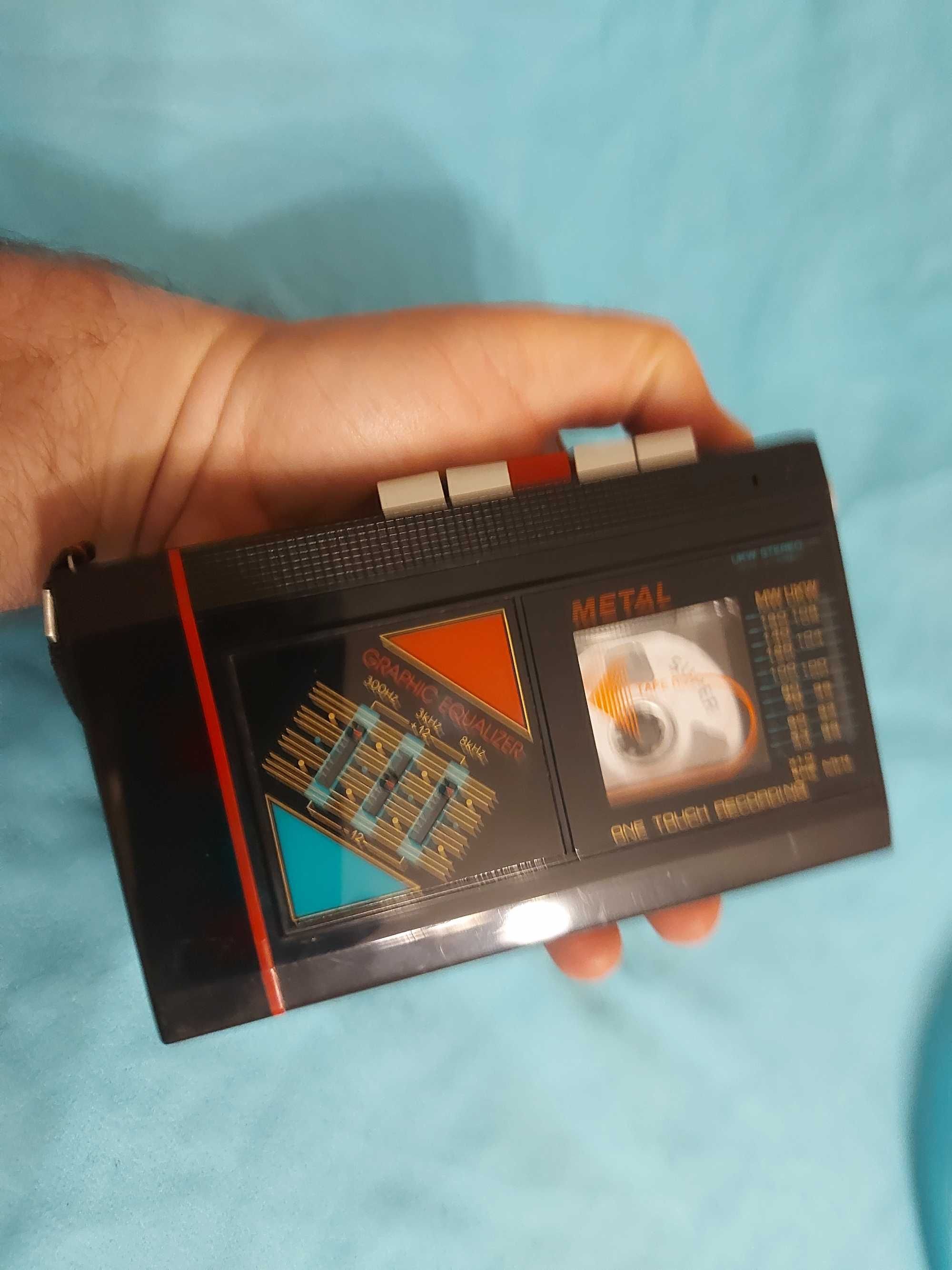 Nagrywający radio - walkman z wbudowanymi głośnikami.