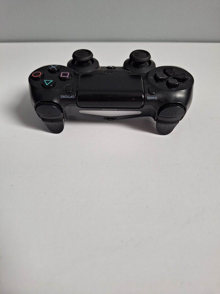 Konsola PS4 1 T plus 3 pady