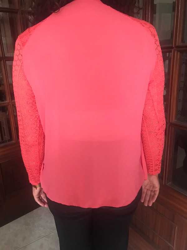 Blusa cor de rosa rendada