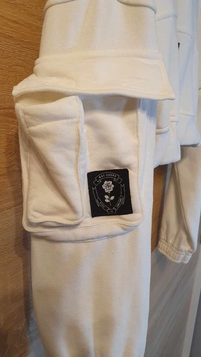 Bluza damska dresowa krótka Bershka rozmiar M/38 w kolorze ecru