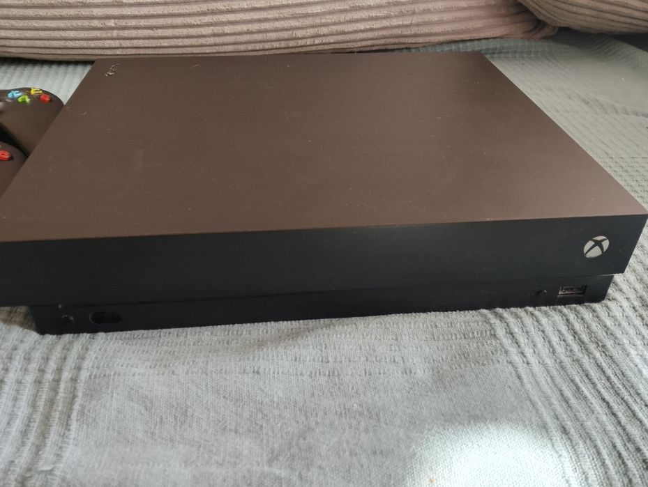 Xbox one x + 2 pady
