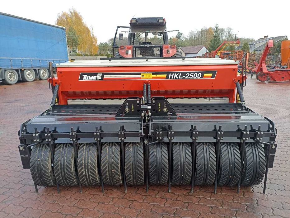 Siewnik zbożowy z podsiewaczem nawozu Tume  2500.Super stan