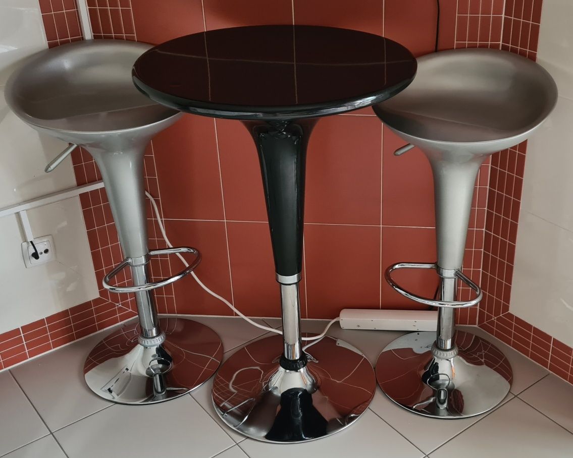 Conjunto de mesa e bancos bar