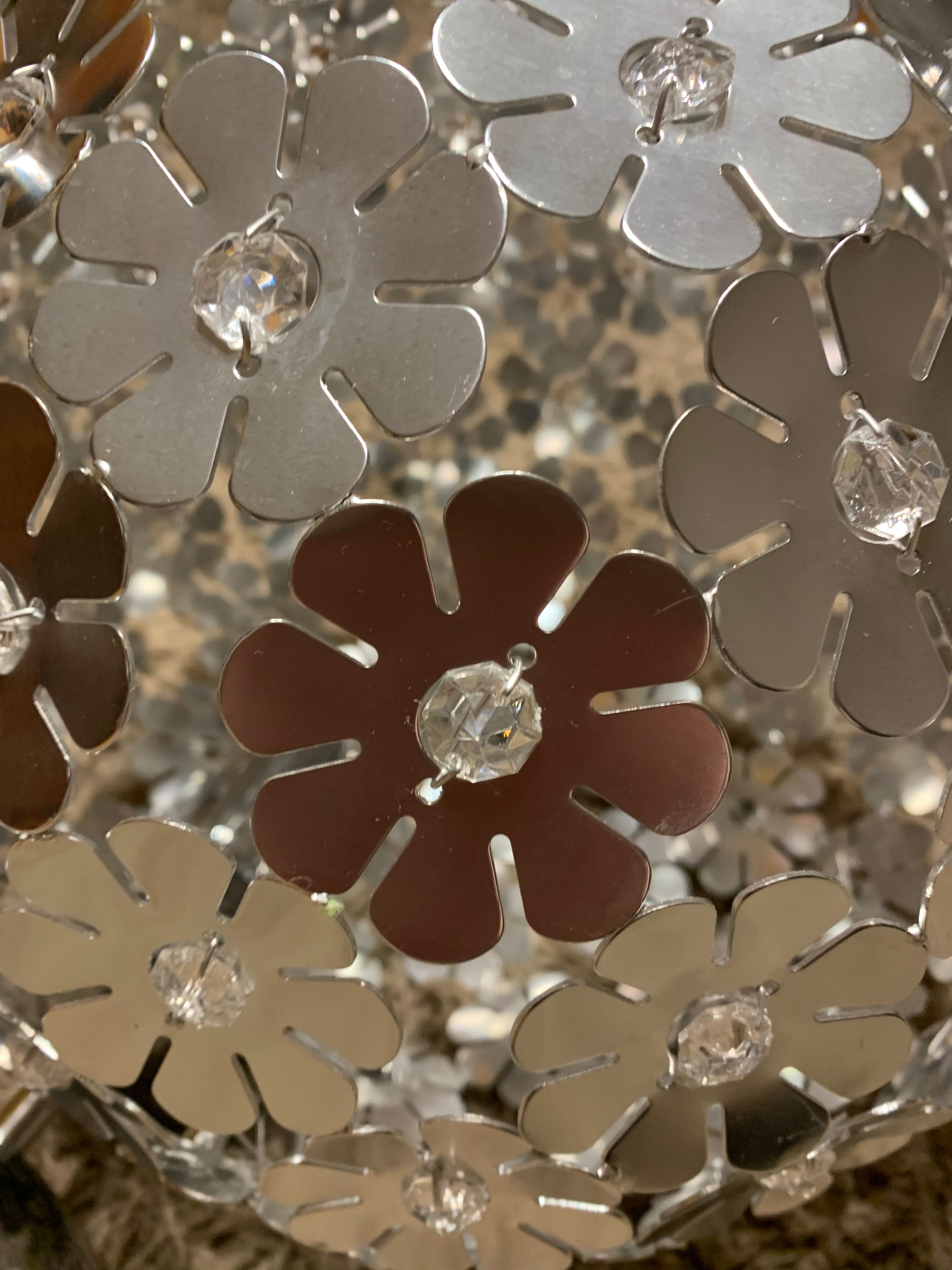 Lampa sufitowa ze srebrnych kwiatków