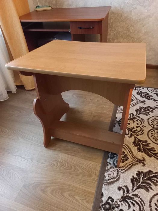 Парта -стол детская с регулировкой высоты и наклона.