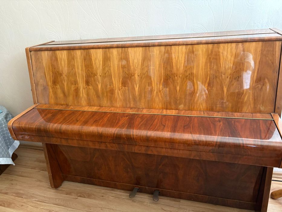 Pianino Calisia lakier