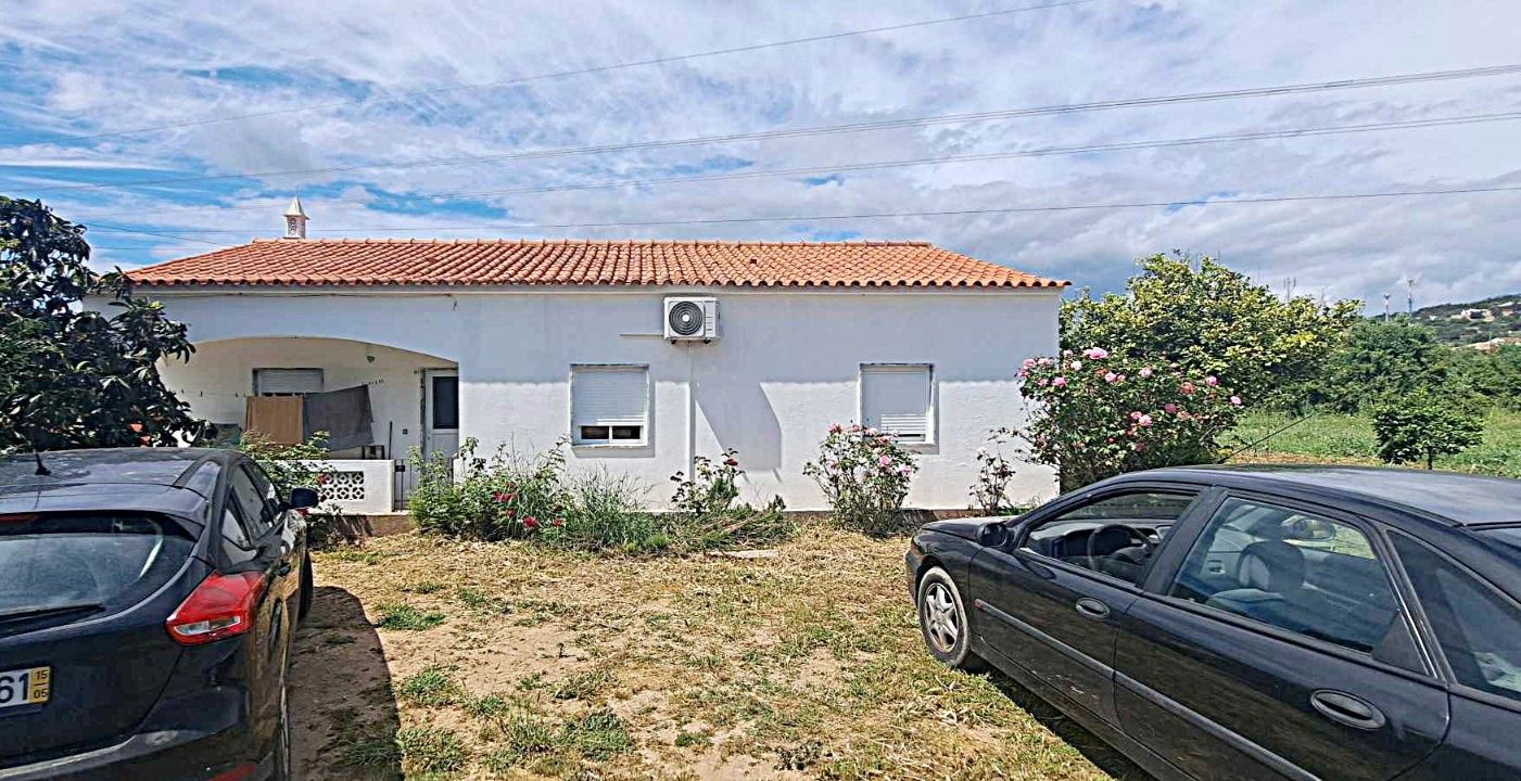 Vivenda V4 com 2.860 m² de Terreno Urbano no Centro de Tunes