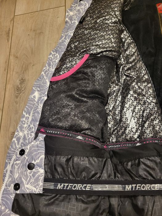 Жіноча гірськолижна курточка.
