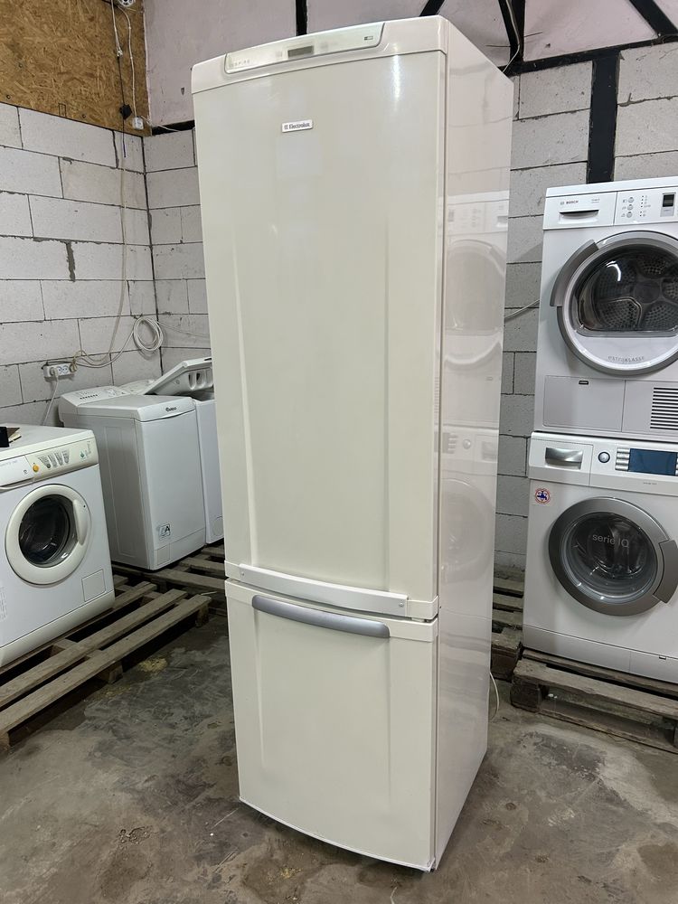 Двухкомпрессорный холодильник Electrolux ERB40402W8.Высота 2 метра!