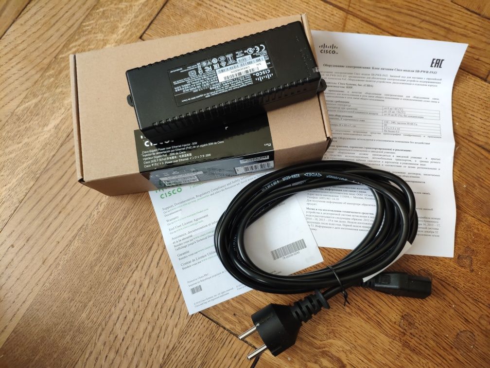 Pudełko a w nim rześki Gigabitowy Power Ethernet Injector CISCO SB-PWR