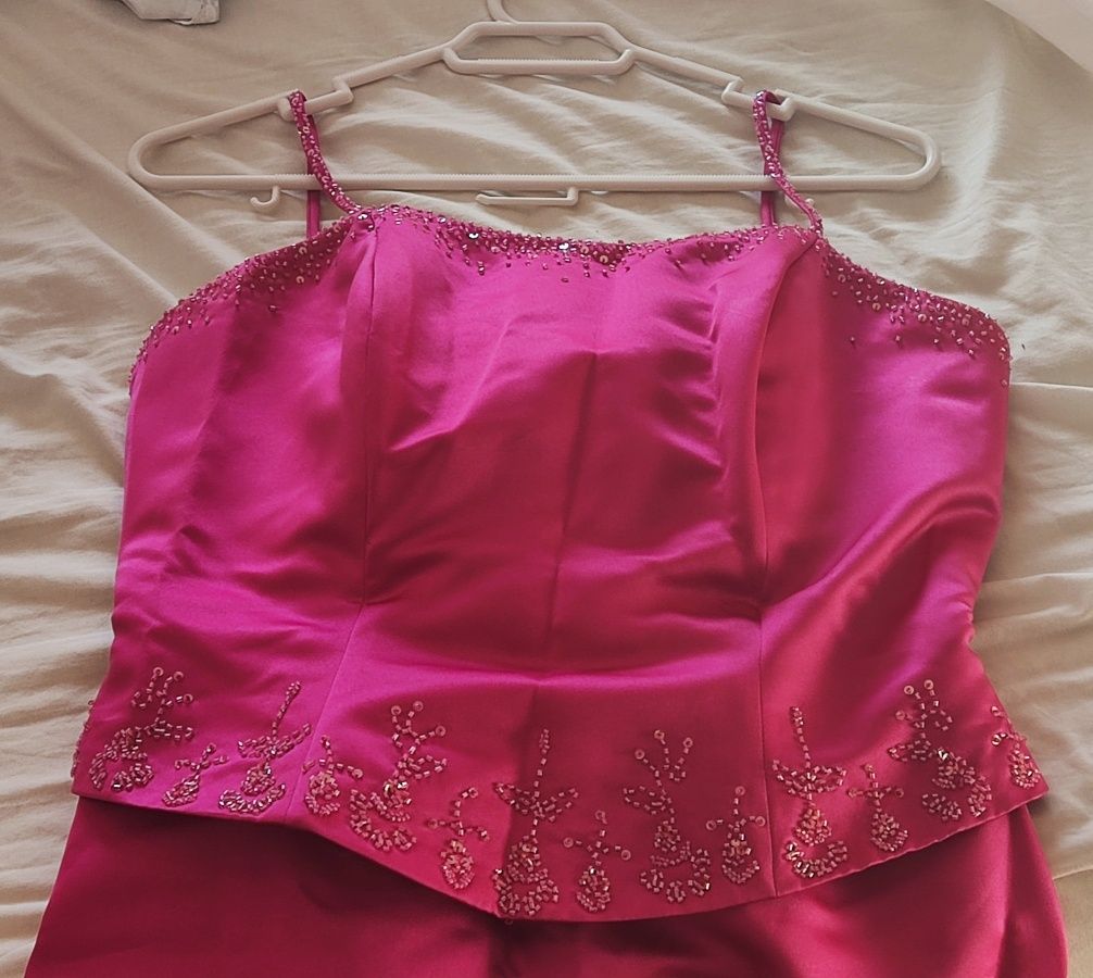 Vestido de cerimónia de alças, comprido e rosa com aplicos