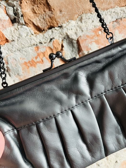 Srebrna torebka na łańcuszku