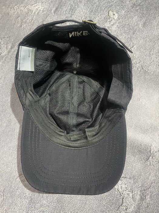 Вінтажна нейлонова кепка nike з металевим свушом на надписом найк поза