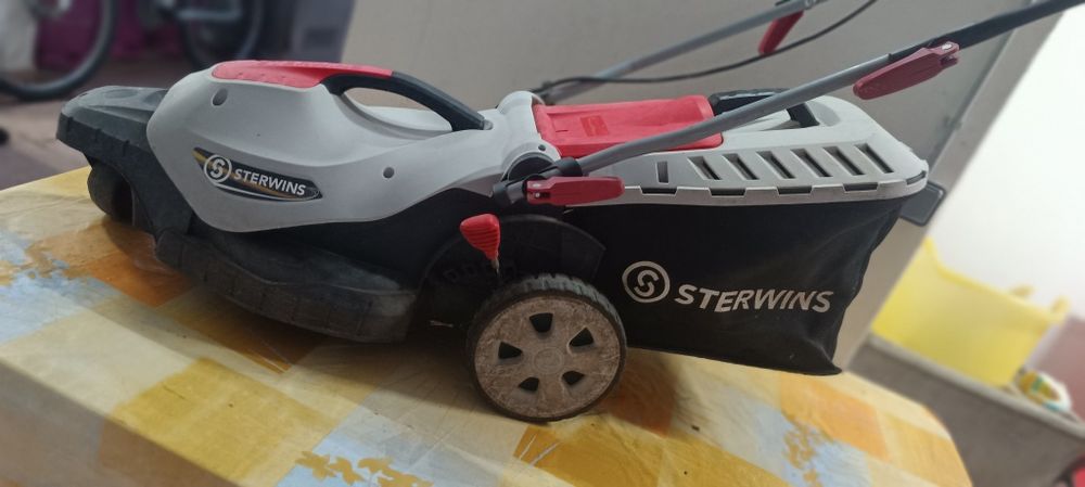 Corta-relvas elétrico da marca Sterwins.