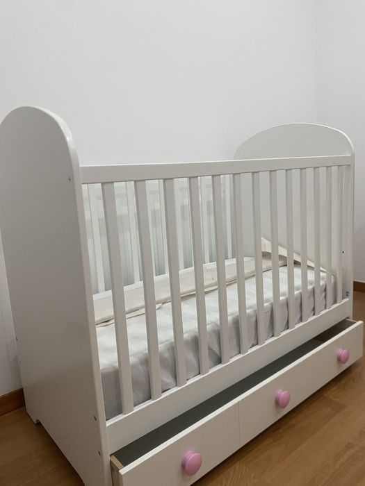 Berço de bebé branco