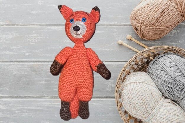 Продам вязану іграшку лисицю