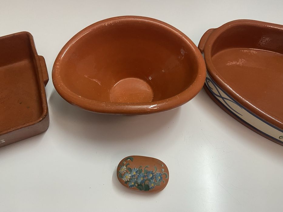 Dois tabuleiros de barro e um guarda joias pintado