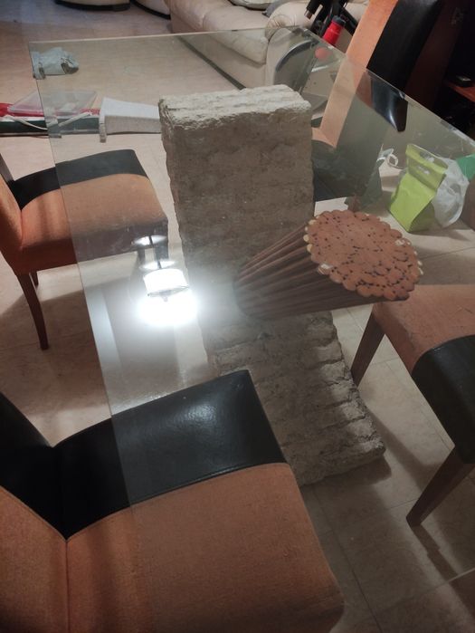 Mesa de Jantar de Vidro com Base Esculpida Única + 4 Cadeiras Design